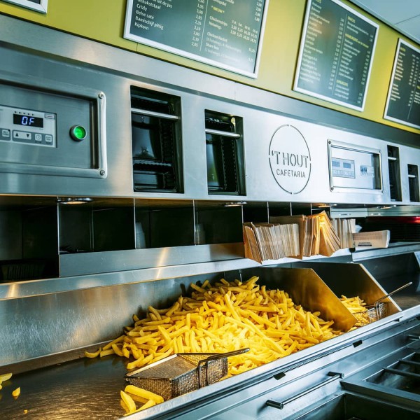 Verse friet in de keuken van Cafetaria 't Hout