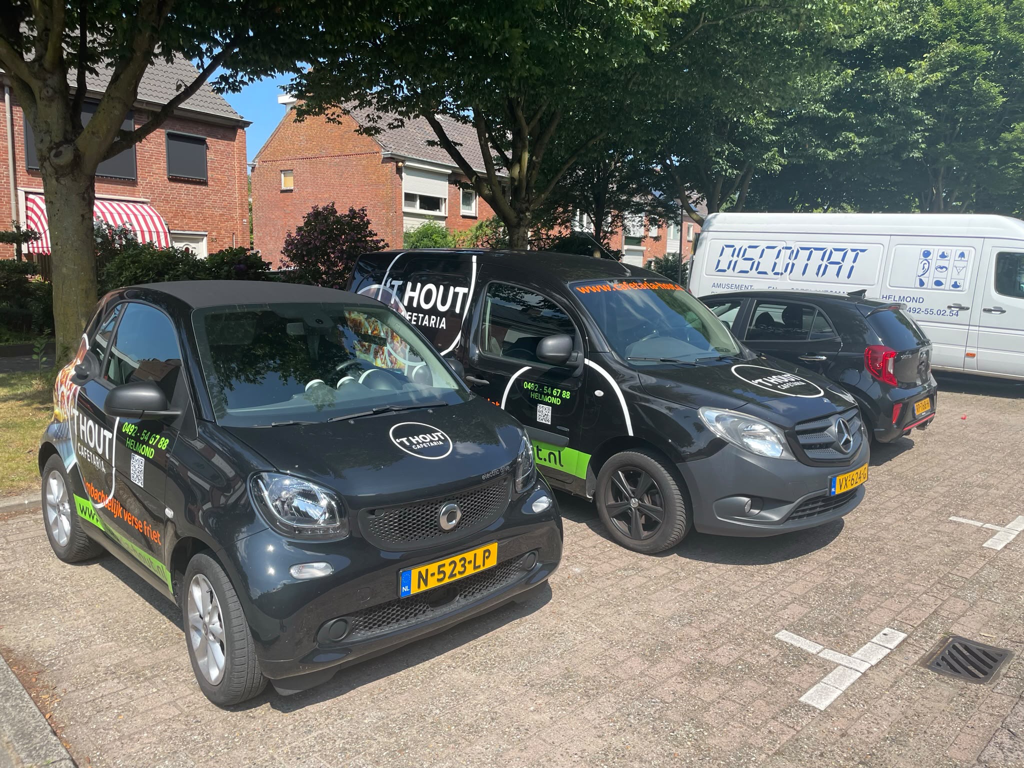 De bezorgauto's van Cafetaria 't Hout